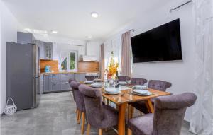 Beautiful Home In Pinezici With Kitchen