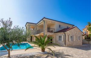 Cozy Home In Pinezici With Wifi