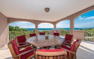 Four-Bedroom Holiday Home Krusevo With Sea View 03