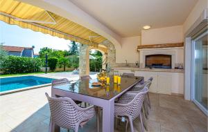 Cozy Home In Pinezici With Wifi