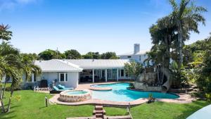 Luxury Waterfront-Pool Home, Slide, Hot Tub, Gulf Access - 4hvězdičkové hotely ve městě Fort Myers