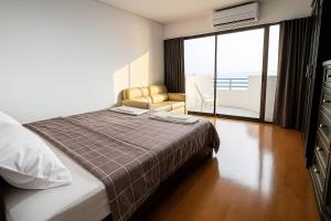 Comfy King Room with Private Beach and Ocean View