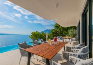Beautiful Seafront Split Villa 9 Bedrooms Bellamar Vista Retreat