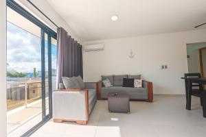 Modern 2BR Apartment 3 Min from Airport with Free Parking