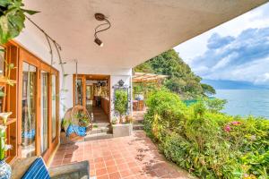 Casa Paloma - Lakefront - Waterfalls - Gardens