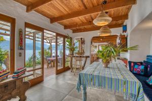 Casa Paloma - Lakefront - Waterfalls - Gardens