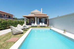 Luxurious Agios Georgios Villa Private Pool Villa Spyridoula Beach Paradise - 4hvězdičkové hotely ve městě Agios Georgios