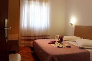 Apartments with parking space Supetar, Brac - 5628