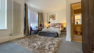 Deluxe Double Room with Side Sea View room in The Chatwal Boutique Hotel