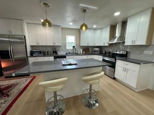 5 Star Cozy modern houseamenities Sleep 6