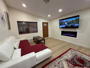 5 Star Cozy modern houseamenities Sleep 6