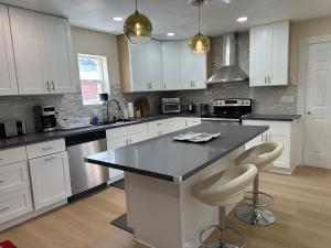 5 Star Cozy modern houseamenities Sleep 6