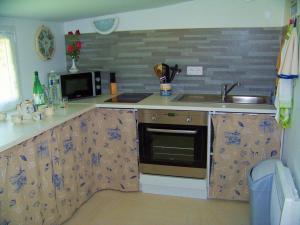 Maisons de vacances Gite authentique avec terrasse, jardin clos et wifi a La Garnache - FR-1-426-140 : photos des chambres