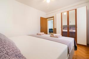 Apartments with parking space Kastel Stari, Kastela - 24752