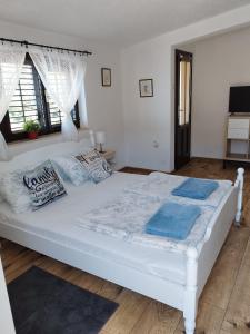 Apartments by the sea Jablanac, Senj - 24793