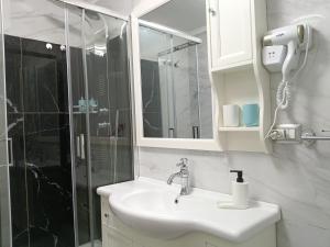 TIVA Holiday House