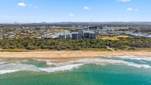Azzure Beachside Retreat with Pool Gym and Steam Room