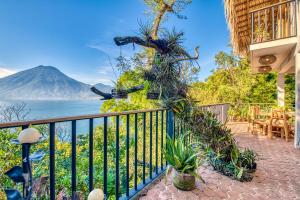 NEW! Jacuzzi, lake-access luxury