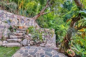 NEW! Jacuzzi, lake-access luxury