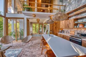 NEW! Jacuzzi, lake-access luxury