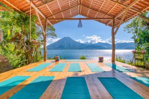 Magical lakeview Casita, swim dock, sauna, kitchen