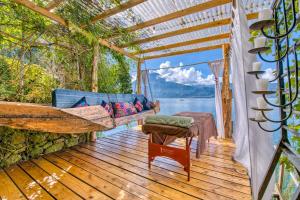Magical lakeview Casita, swim dock, sauna, kitchen