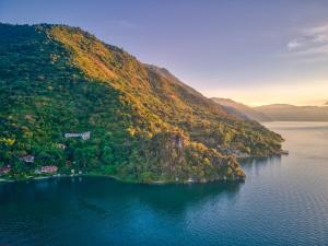 Magical lakeview Casita, swim dock, sauna, kitchen