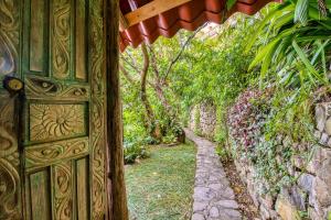 Lake view paradise- waterfall, swim dock, kitchen