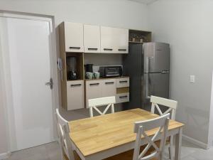 Apartamento em Bertioga - Recém-reformado - Térreo - Garagem - 6 hóspedes