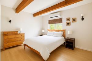 Welcome to The Village Hideout, Steps to the Village, Resort, Golf, SHARC, AC, Hot-tub, Grill and Bikes