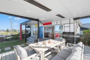 Bulli Escape Bright Beachfront Stay & Scenic Views