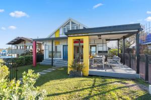 Bulli Escape Bright Beachfront Stay & Scenic Views