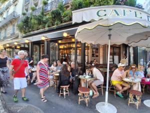 1 mins gare Montpatnasse ,close to Eiffel tour and Louvre meusm,amusing place