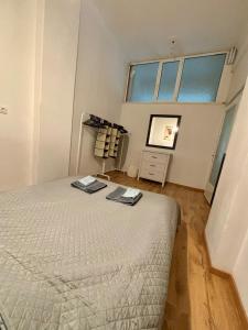 Modern Central Apartment Netflix Balcony