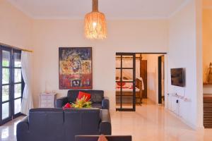 Bundar - Superb beachfront villa with pool and staff!