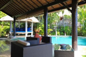 Bundar - Superb beachfront villa with pool and staff!