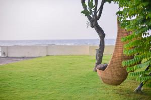 Bundar - Superb beachfront villa with pool and staff!