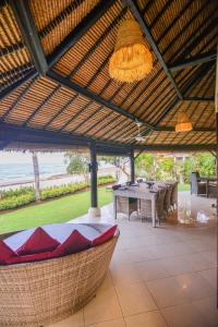 Bundar - Superb beachfront villa with pool and staff!