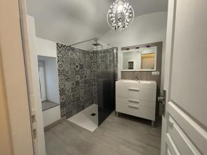 Maisons de vacances Gite de Charme a Souvigny, Jardin Privatif, Animaux Bienvenus - FR-1-489-581 : photos des chambres