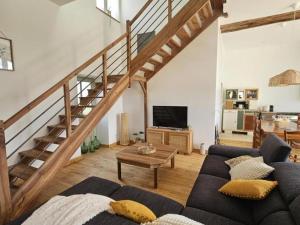 Maisons de vacances Charmant Gite 6 Pers avec Piscine Privee et Jardin, Avon-les-Roches - FR-1-381-629 : photos des chambres