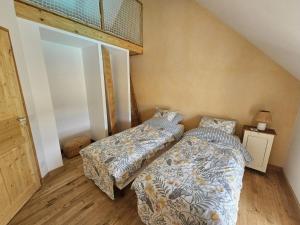 Maisons de vacances Charmant Gite 6 Pers avec Piscine Privee et Jardin, Avon-les-Roches - FR-1-381-629 : photos des chambres