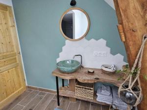Maisons de vacances Charmant Gite 6 Pers avec Piscine Privee et Jardin, Avon-les-Roches - FR-1-381-629 : photos des chambres