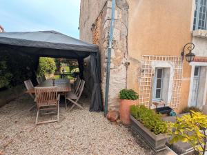 Maisons de vacances Charmant gite au coeur du Berry avec jacuzzi et terrasse - FR-1-591-757 : photos des chambres