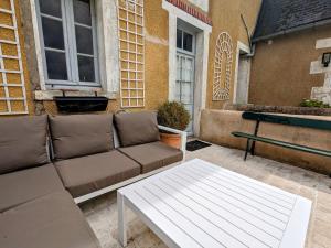 Maisons de vacances Charmant gite au coeur du Berry avec jacuzzi et terrasse - FR-1-591-757 : photos des chambres
