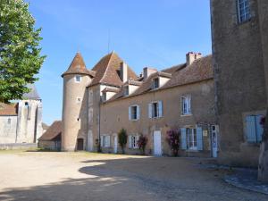 Maisons de vacances Charmant gite au coeur du Berry avec jacuzzi et terrasse - FR-1-591-757 : photos des chambres