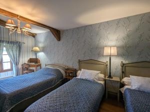 Maisons de vacances Charmant gite au coeur du Berry avec jacuzzi et terrasse - FR-1-591-757 : photos des chambres