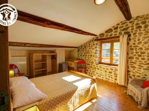 Maisons de vacances Gites de charme en pierre, animaux acceptes, jusqu-a 12 pers - FR-1-496-360 : photos des chambres