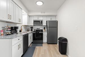 Comfy 1BR Retreat with King Bed in Royal Oak
