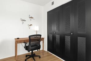 Comfy 1BR Retreat with King Bed in Royal Oak