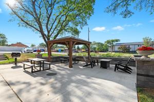 Comfy 1BR Retreat with King Bed in Royal Oak